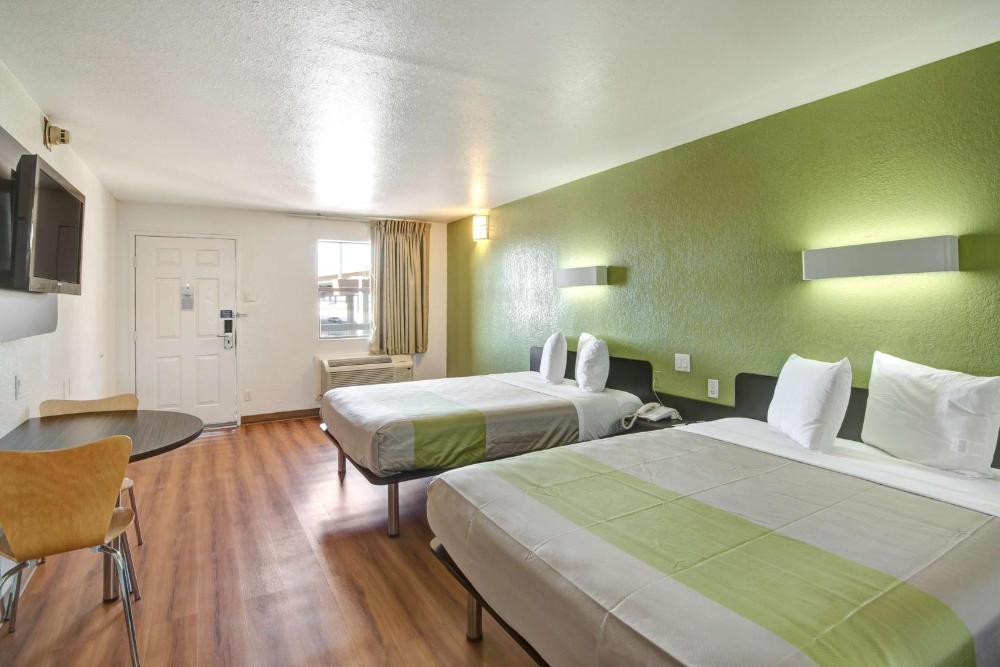 Queen Room with Two Queen Beds - Non-Smoking interior