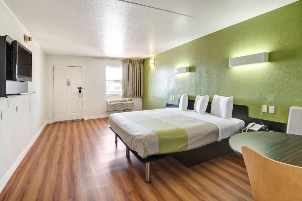 King Room - Smoking interior